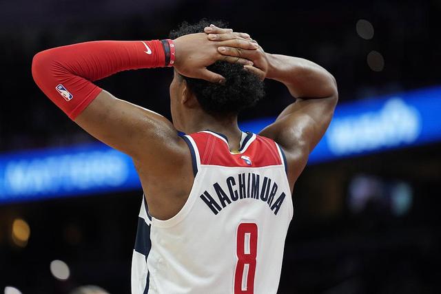 王哲林31+15特林布尔29+10 上海险胜青岛